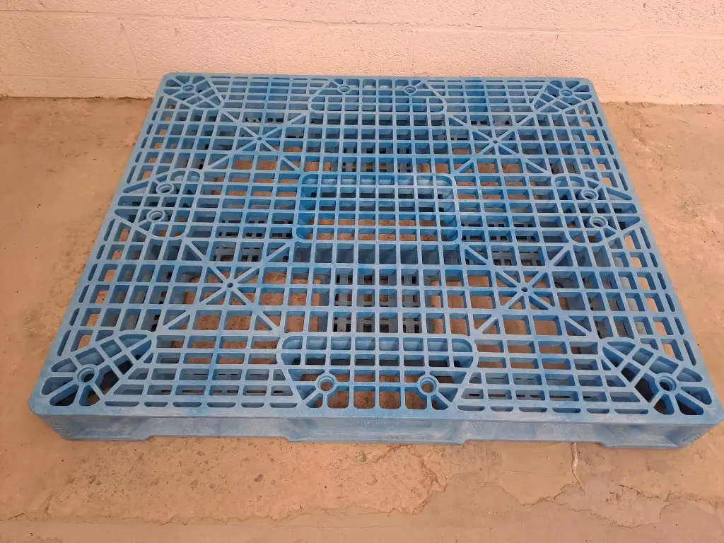 Plastic pallet 1016 x 1219 (40'' x 48'')